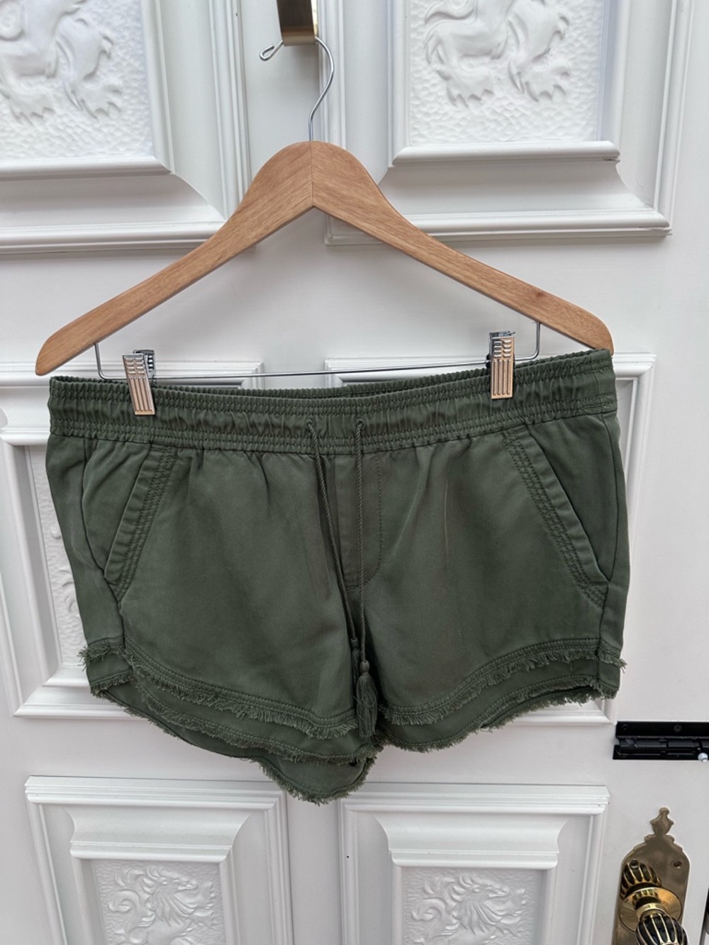 LOFT - Olive Green Drawstring Frayed-Hem Shorts - MEDIUM